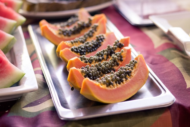 A plate of papaya slices