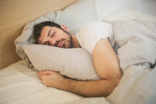 Man sleeping to prevent brain fog