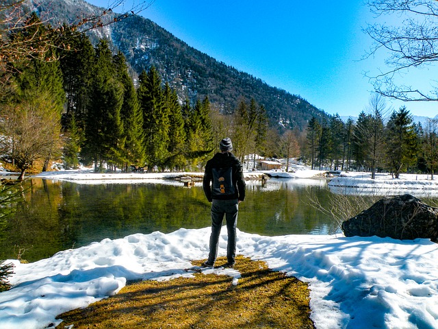 man on a winter hike sticking to his NY resolutions