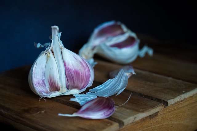 Garlic Cloves: Garlic may help improve blood flow